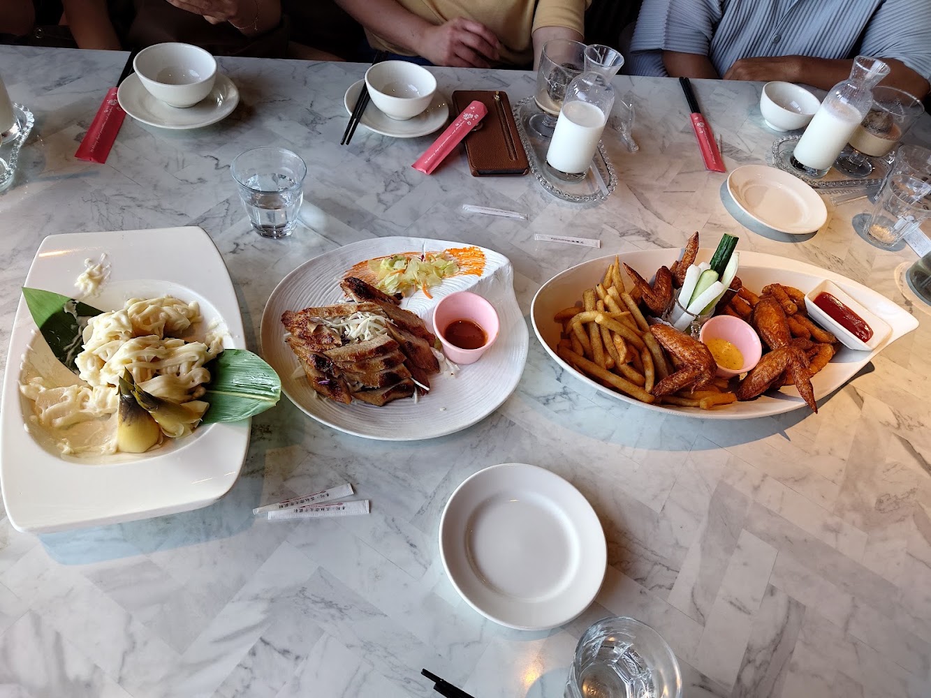 草山夜未眠景觀餐廳多人聚餐主菜與炸物料理