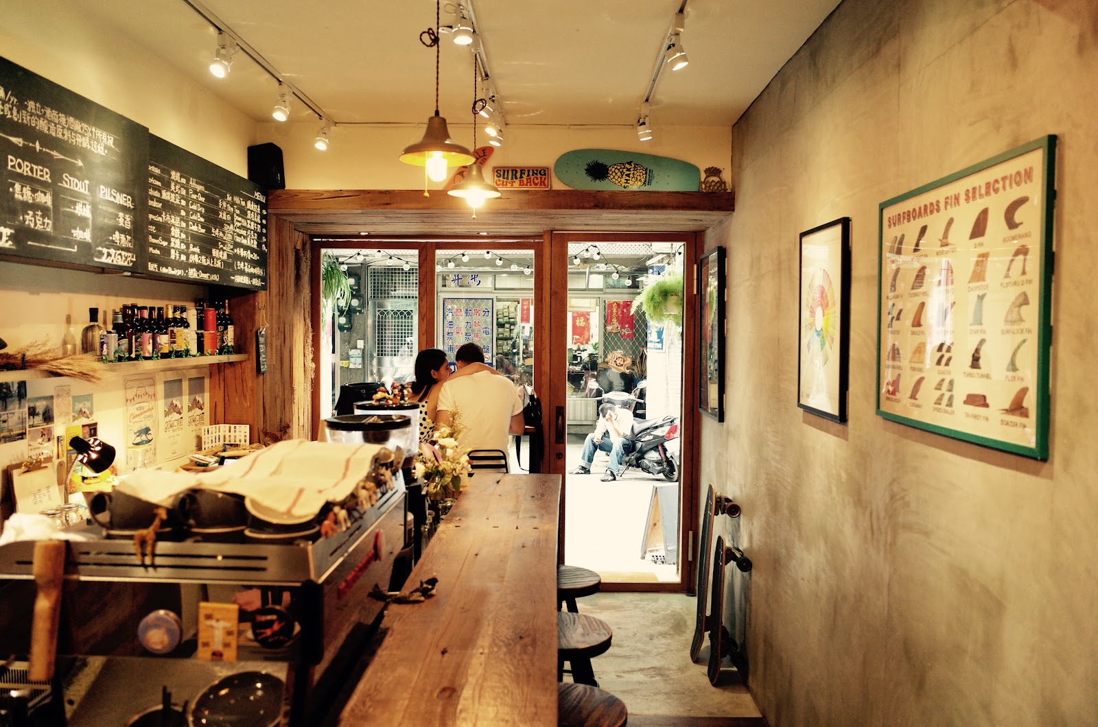 Coffee Stand by me店內木質吧台延伸至店門口滑板裝飾