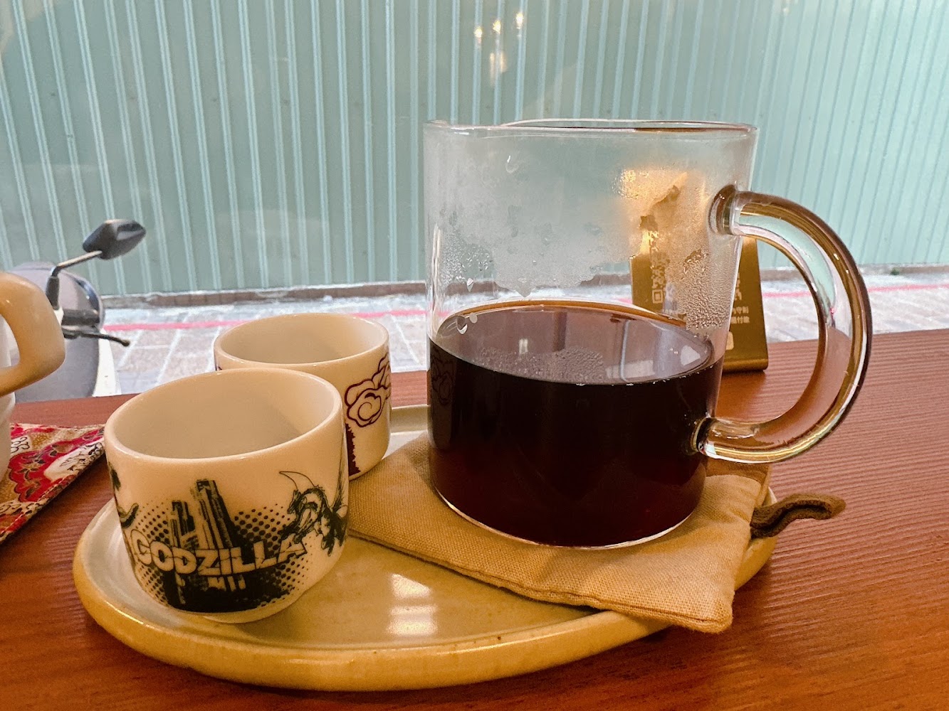 玻璃壺咖啡與特色咖啡杯組