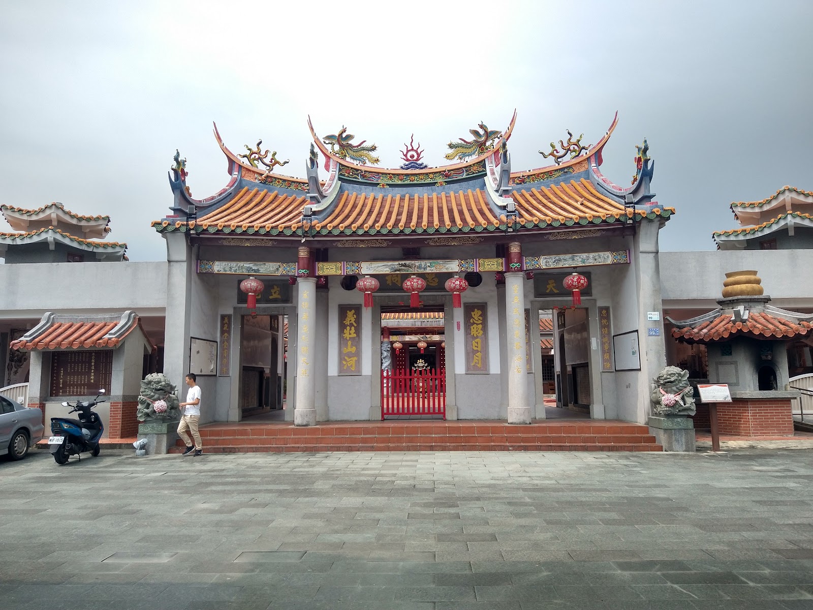 六堆忠義亭正面牌樓，紅色燕尾脊廟宇建築