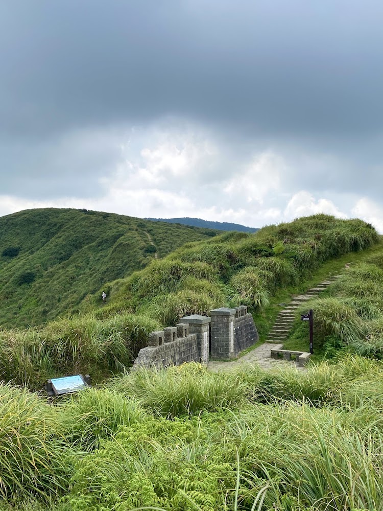 古道遺跡與草原山丘