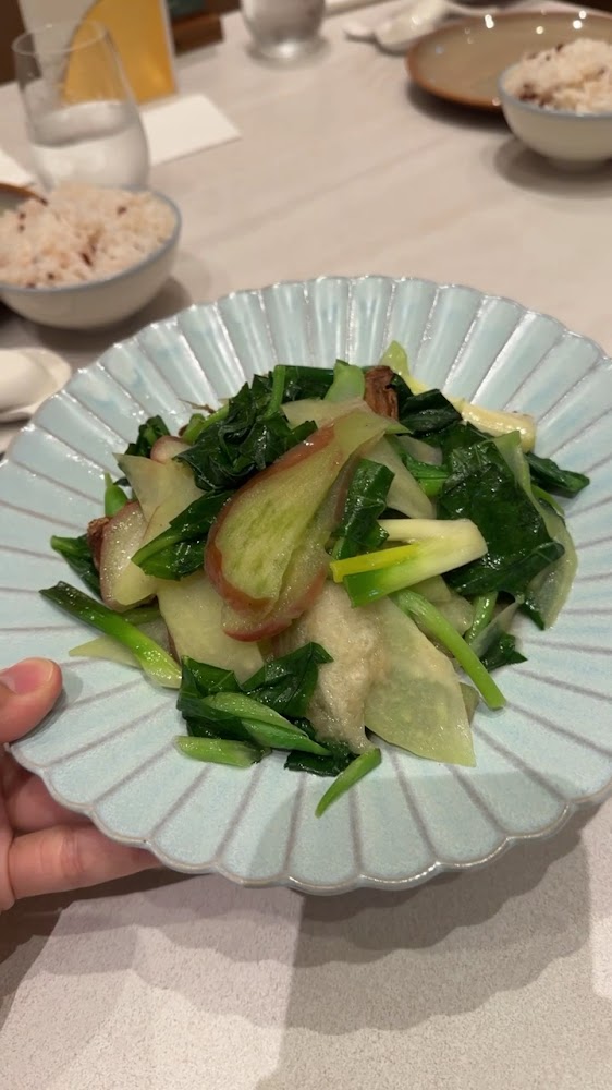 青菜炒百頁豆腐搭配米飯的清爽家常菜色