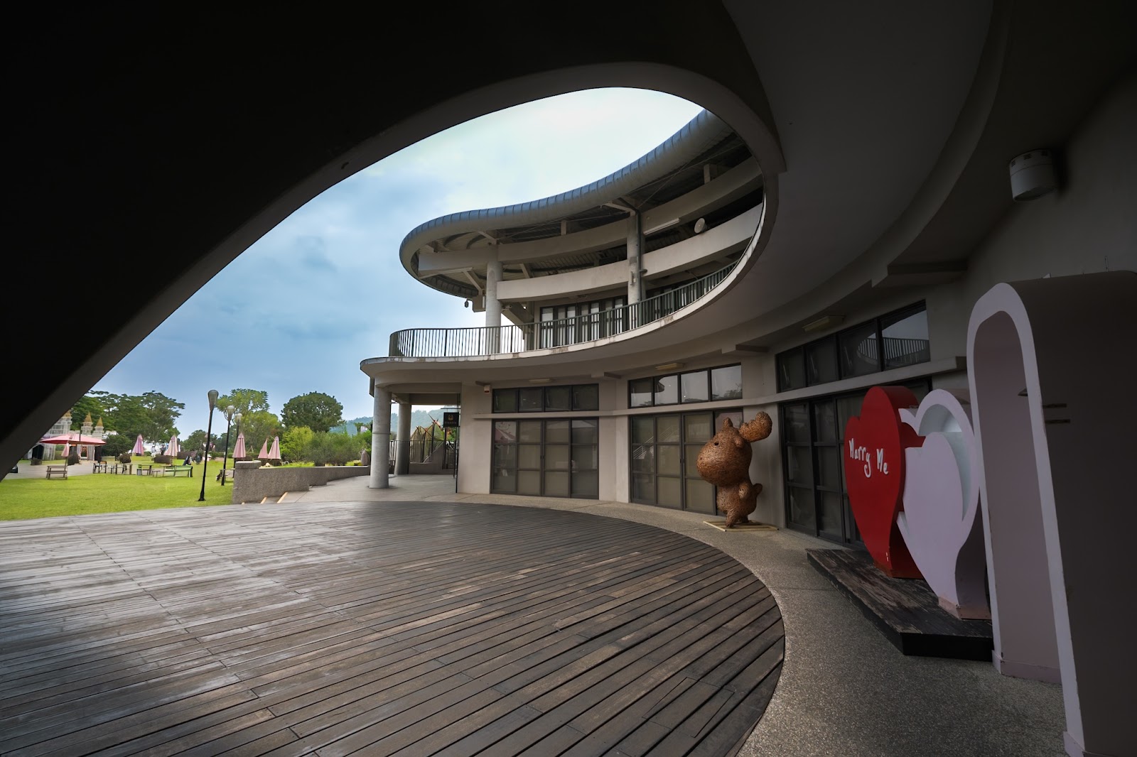 牛埔仔愛情大草原園區內弧形現代建築,木棧平台,藍天白雲