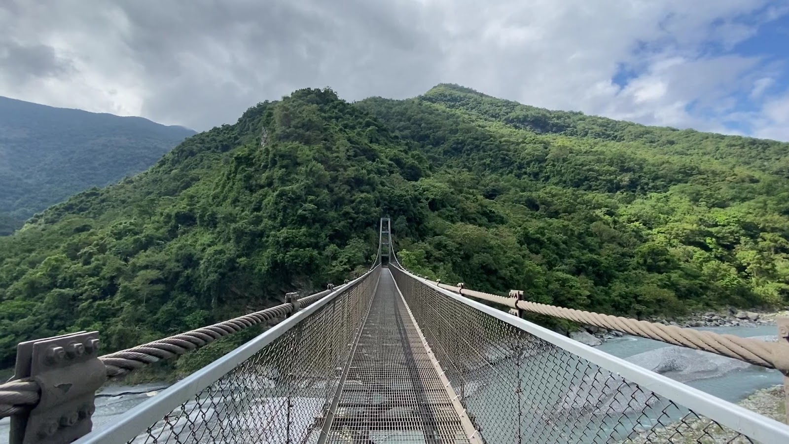 鹿鳴吊橋另一端橋頭，河谷與山壁景觀