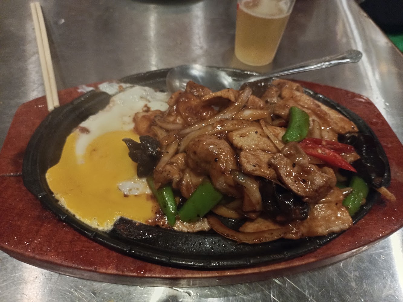 鐵板肉片搭配青椒洋蔥與煎蛋