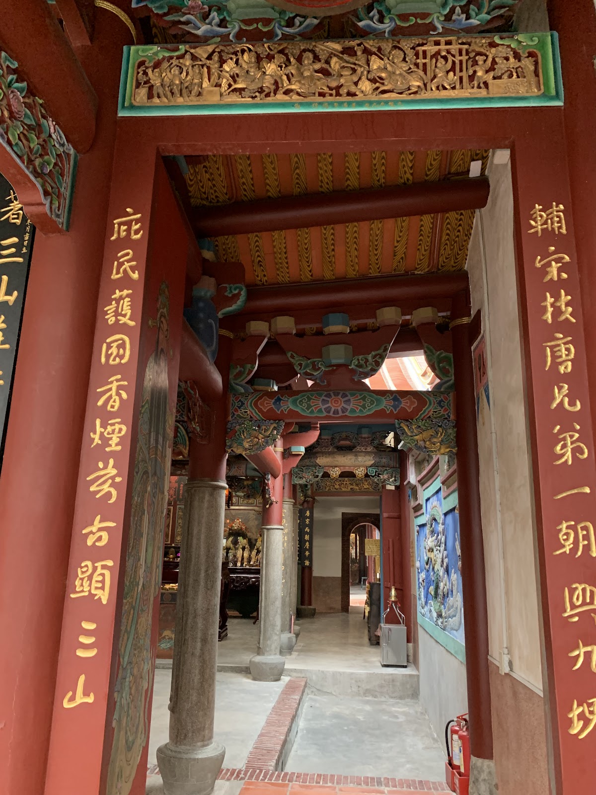 廟宇內部廊道木雕與對聯