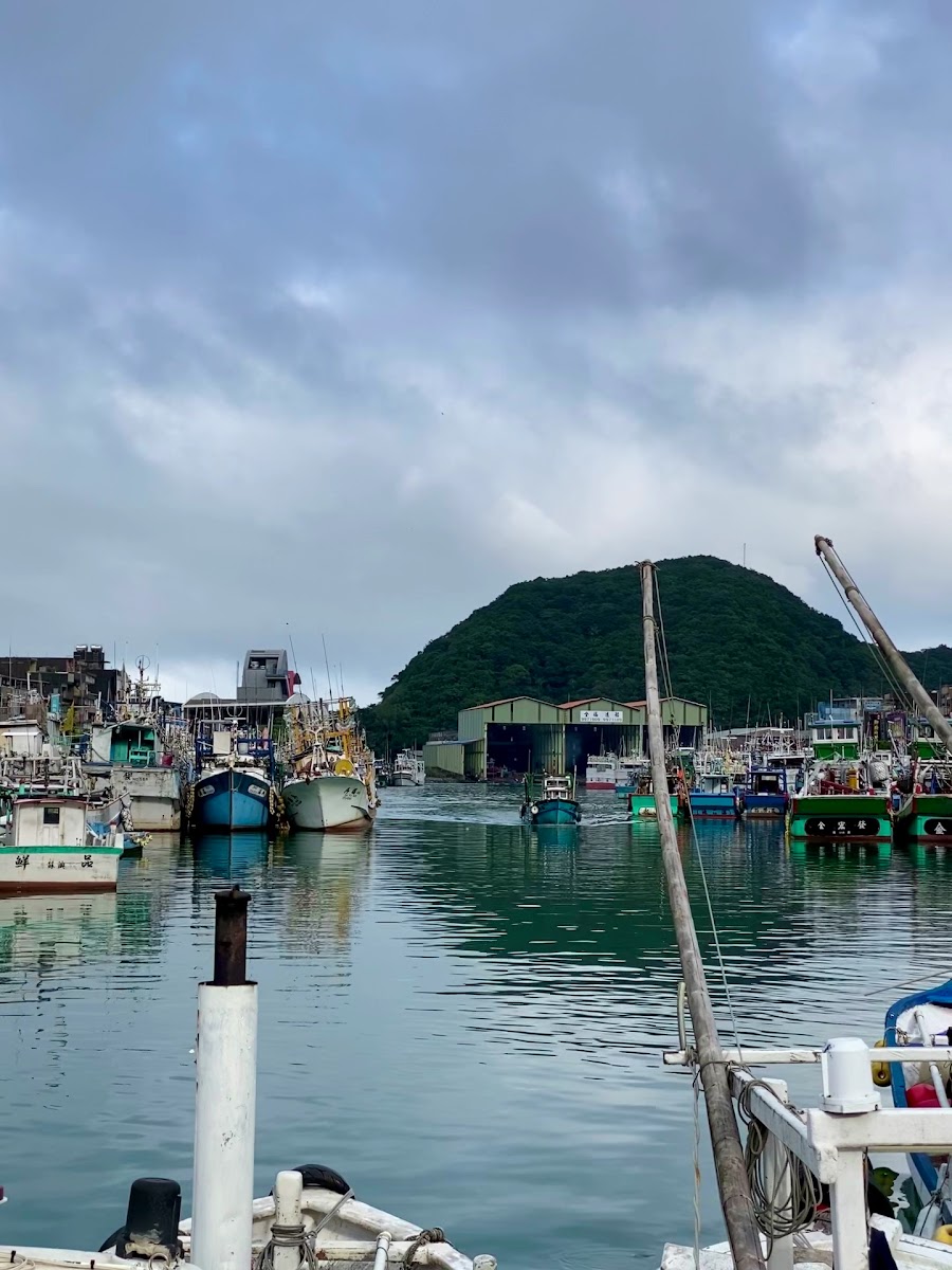 南方澳漁港碼頭近景漁船停泊