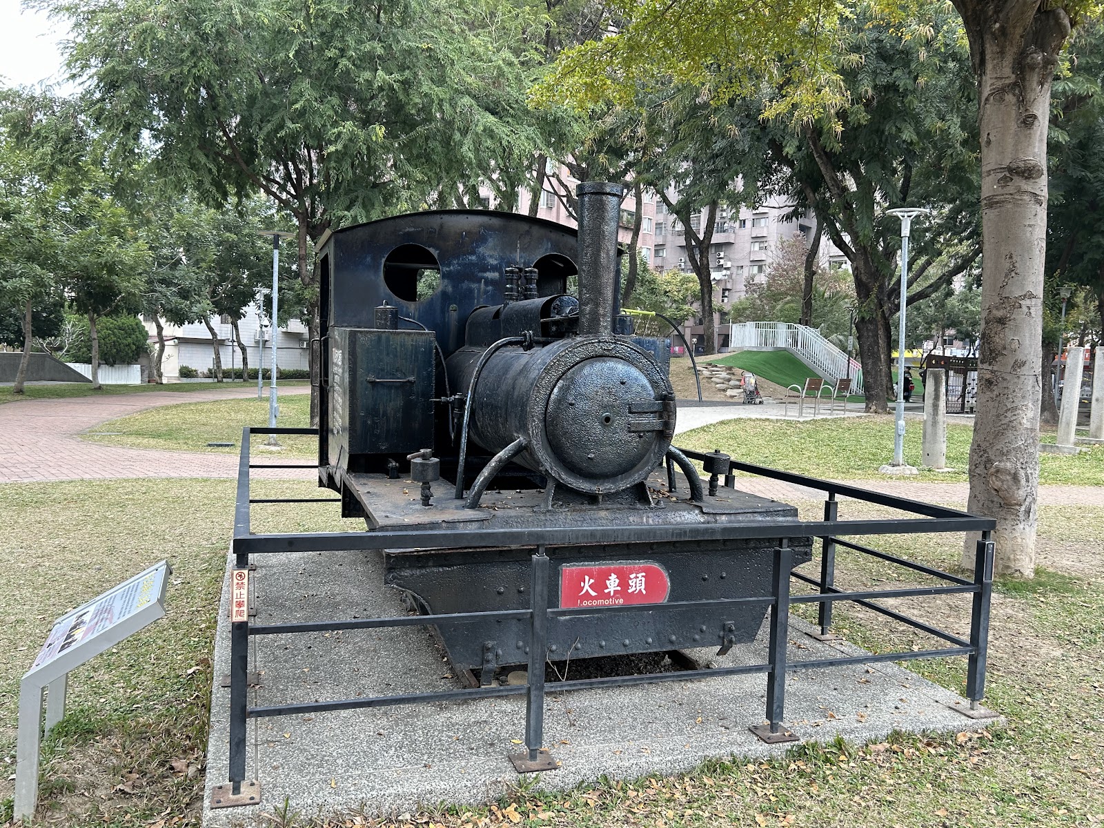 台中民俗公園戶外廣場景觀，傳統建築背景與寬敞活動空間