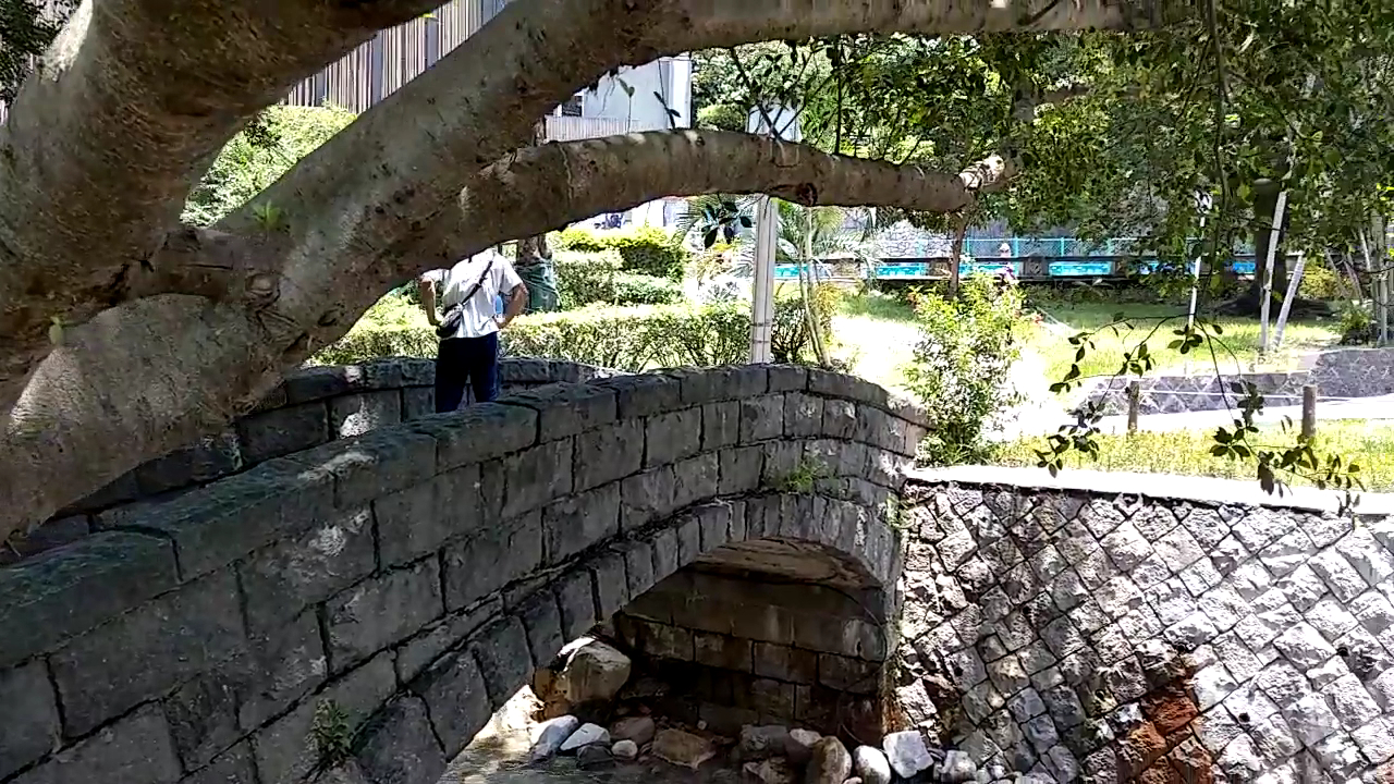 石拱橋與溪流景觀