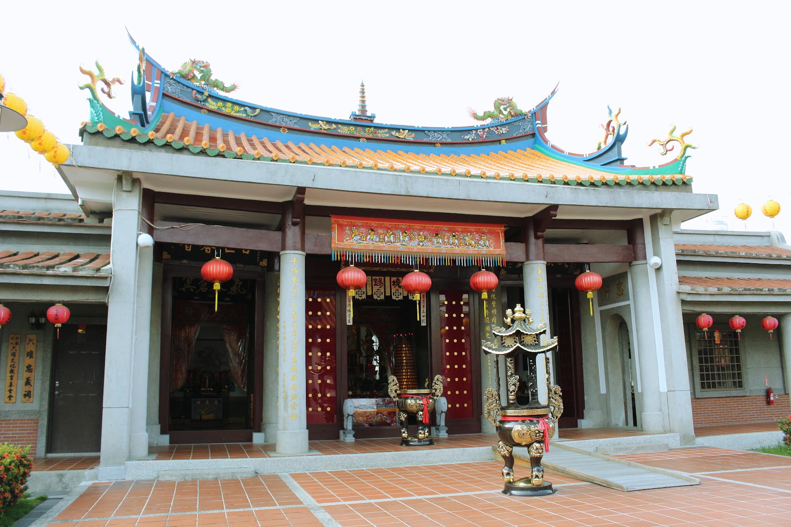 六堆忠義亭白天內殿供桌與香爐