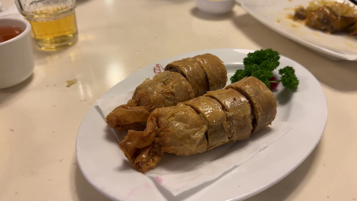 雞家莊本店豆皮雞捲切段擺盤