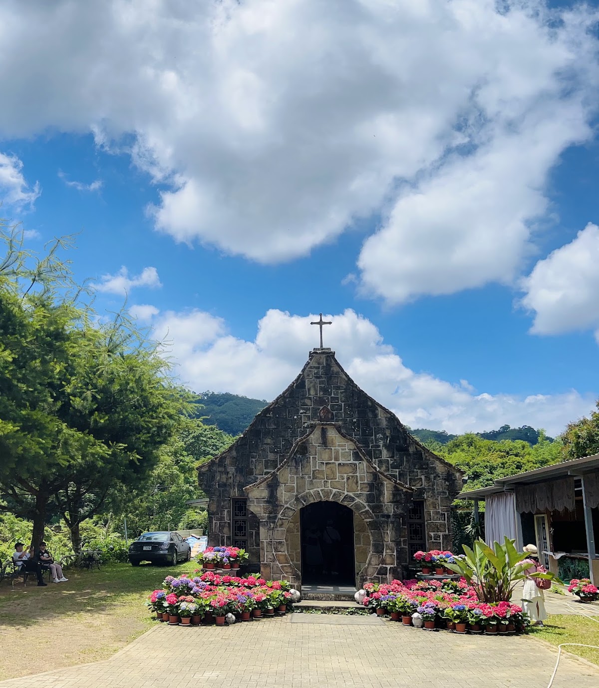 基國派老教堂 全景 遊客 藍天白雲 台灣歷史建築