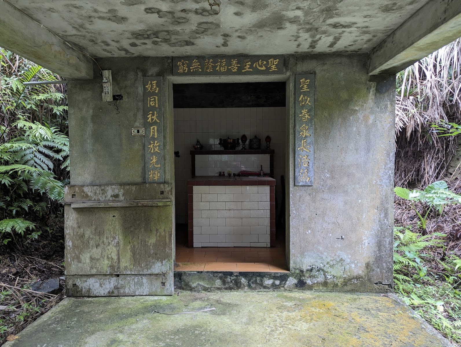 樟山寺內部金色觀音神像與供桌，燈光溫暖