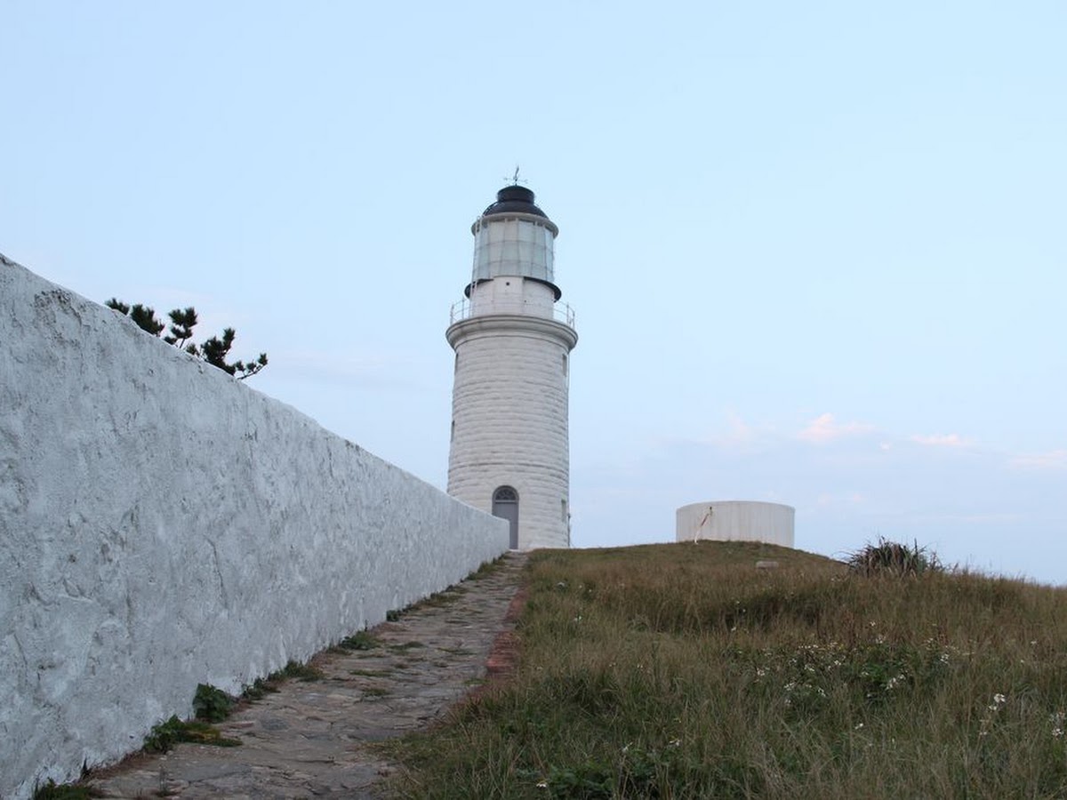 東莒島燈塔白色塔身與石砌矮牆步道