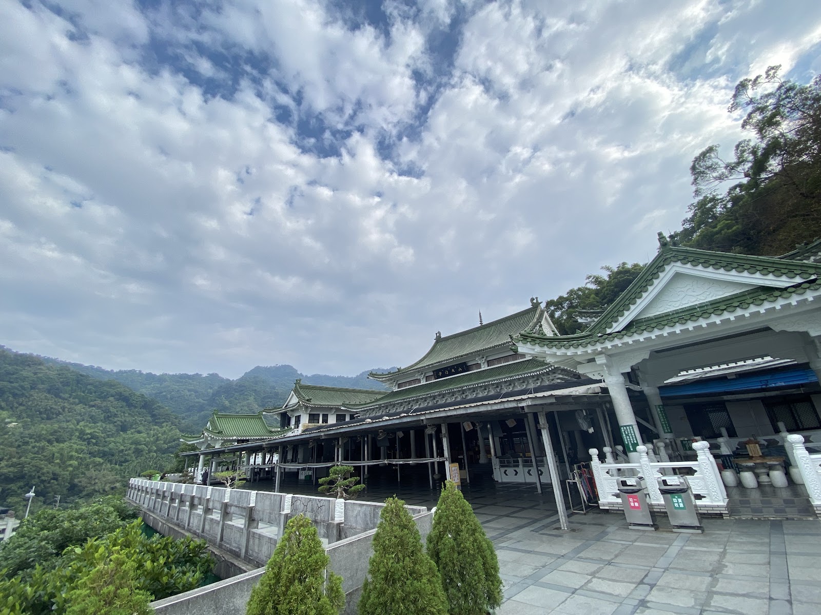 承天禪寺側殿紅色廊柱與庭院綠意