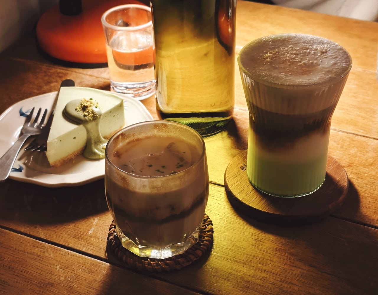 咖啡烟抹茶蛋糕與分層飲品