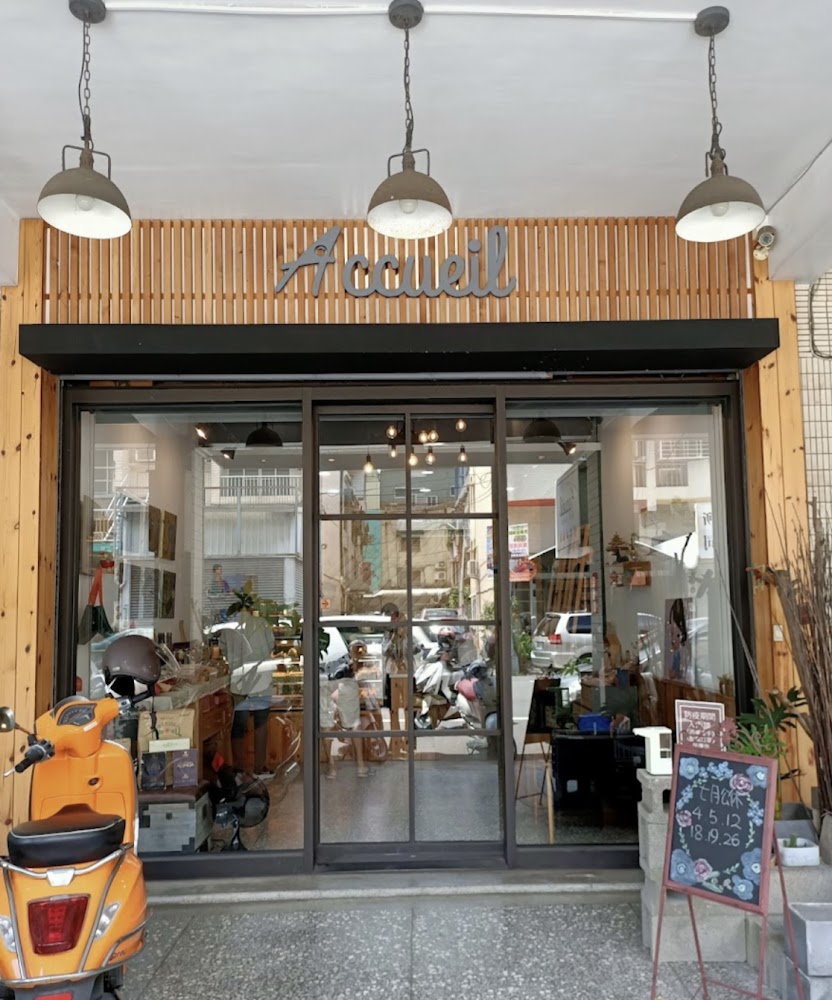 艾格伊店面外觀另一角度,木質感明顯