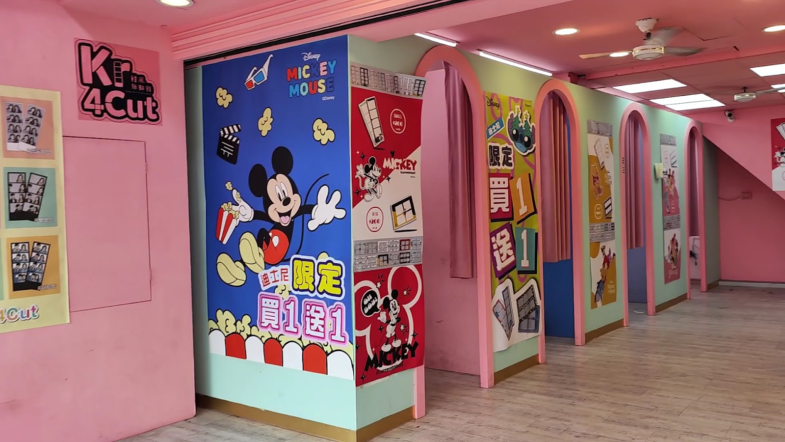 東海別墅夜市K4Cut大頭貼機店，粉色拱門走廊，迪士尼米老鼠聯名佈景