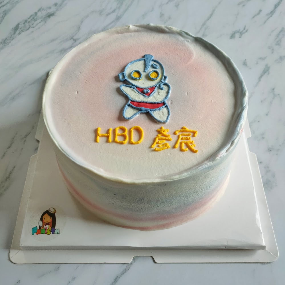 圓形生日蛋糕表面有奧特曼圖案與字樣