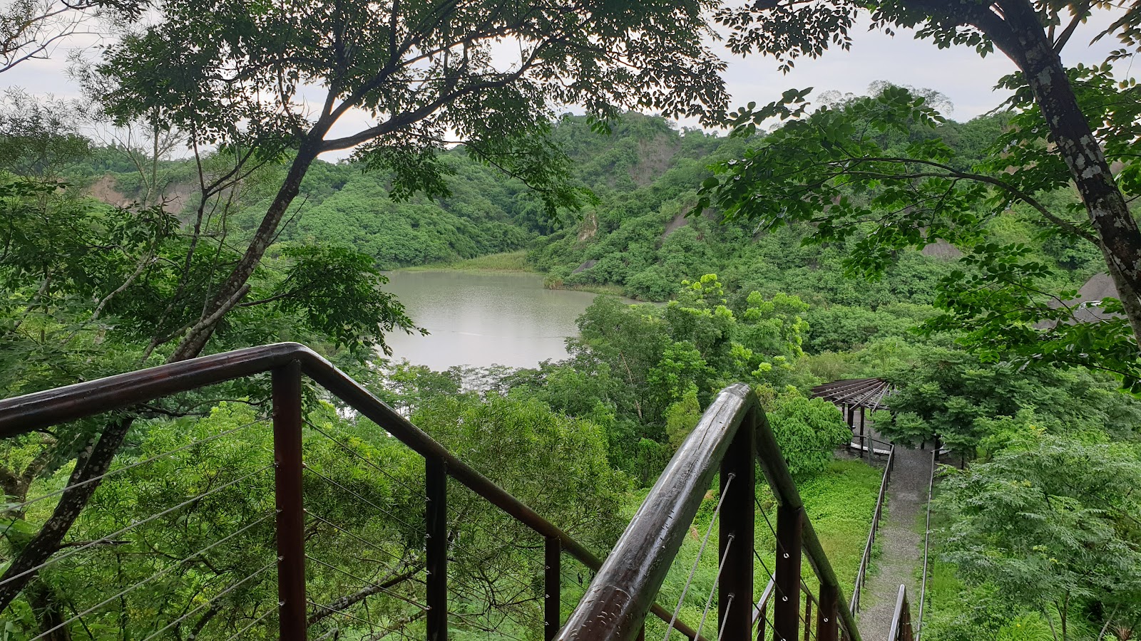 旗山溪地景步道橋欄杆與高台，俯瞰旗山溪景色