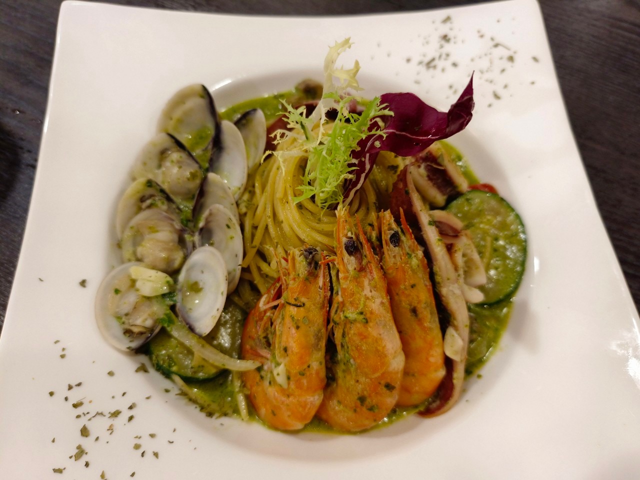 莎露眷味洋食主打義大利麵料理,鮮蝦淡菜擺盤