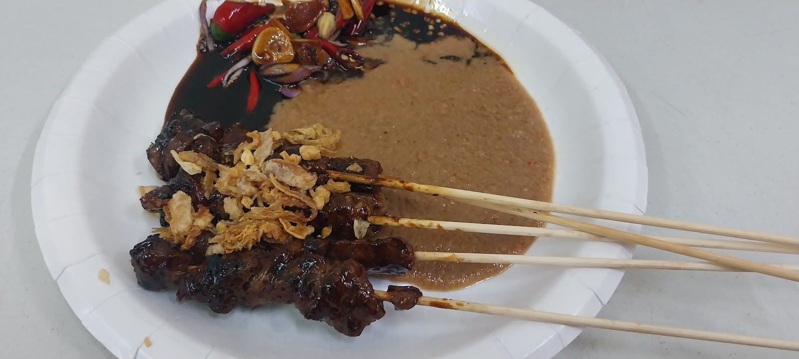 印尼沙嗲串搭配花生醬與參巴辣椒醬，PAK E印尼料理