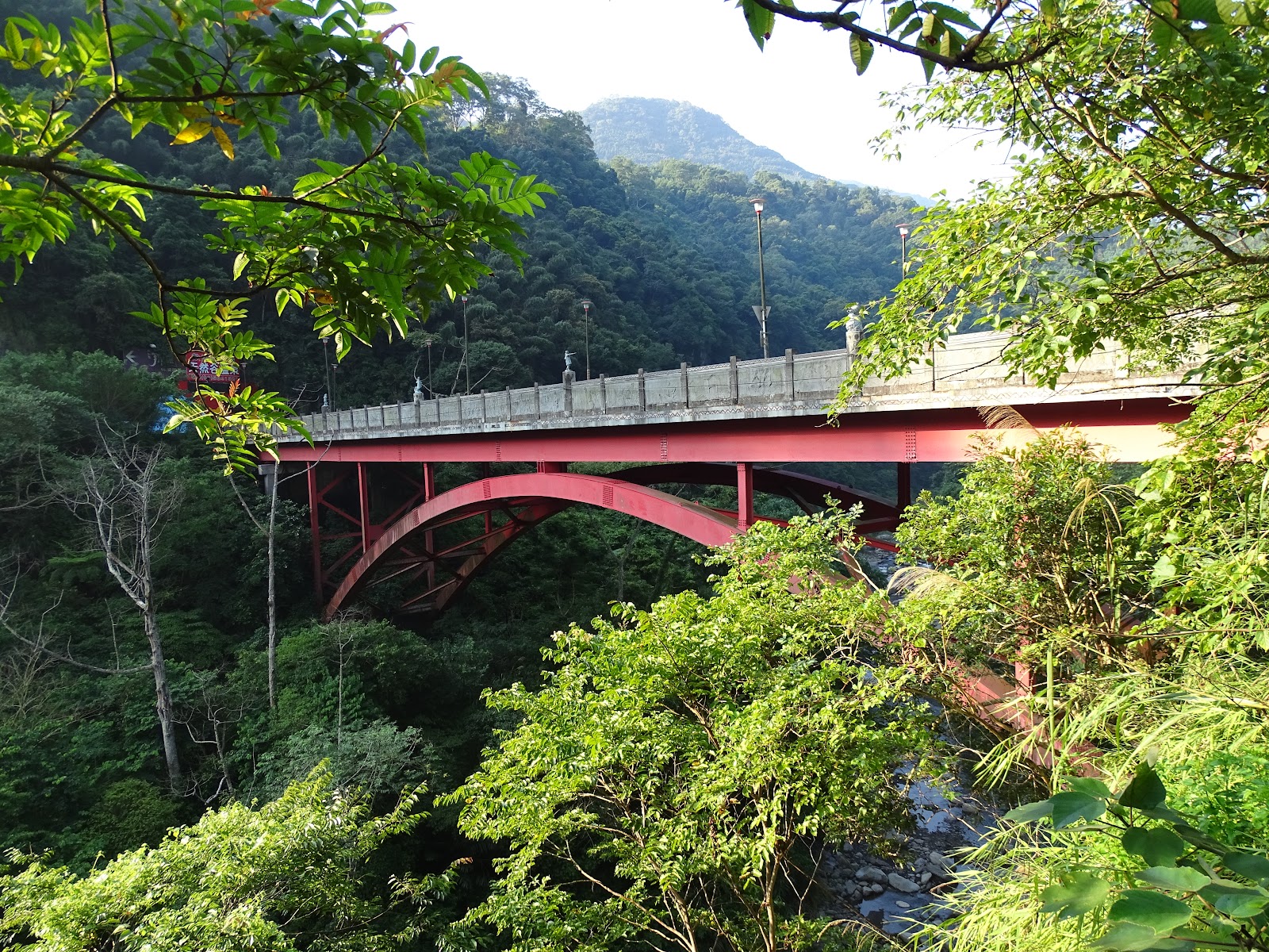 錦屏大橋紅色鋼構拱橋被山林環繞