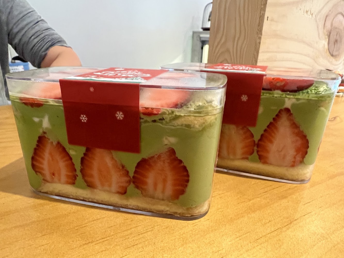 常果子抹茶草莓蛋糕盒，外盒帶有節慶包裝
