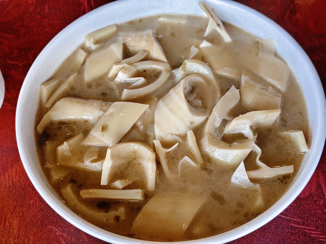 乳白色湯頭中有大量竹筍切片的湯品