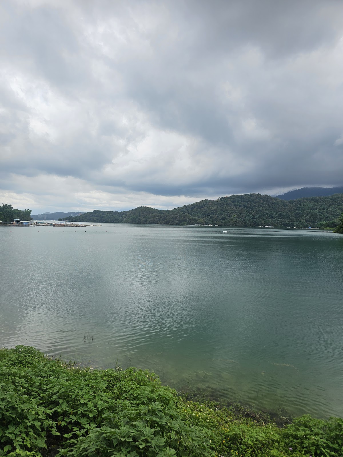 月牙灣寧靜湖灣景色對岸山巒
