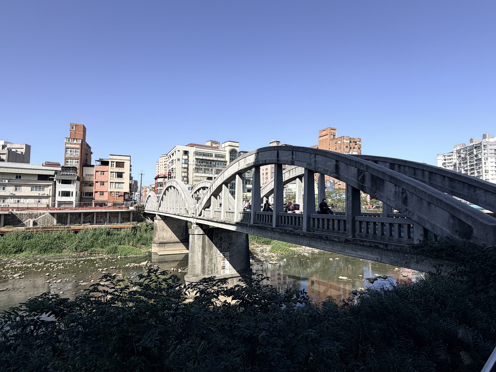三峽拱橋全景，橫跨三峽河，藍天倒影