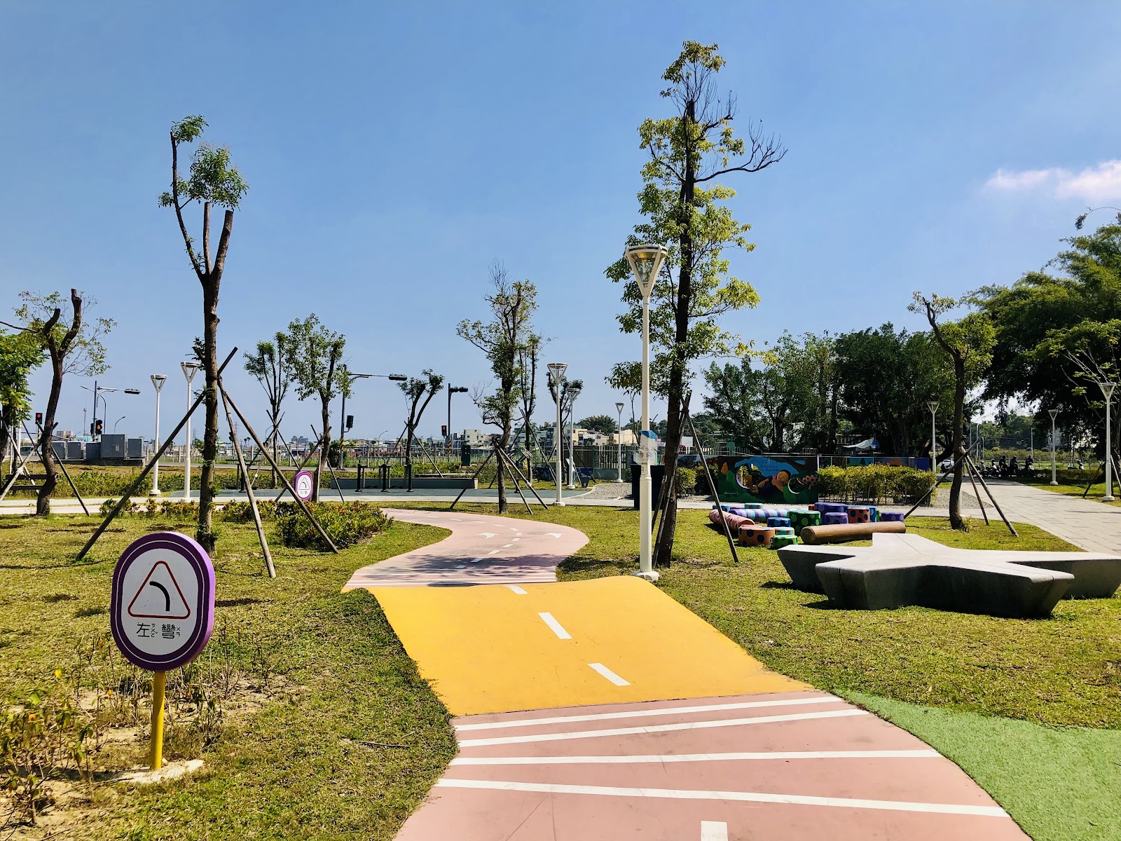 高雄大寮鳳凰公園黃色自行車道晴天親子公園
