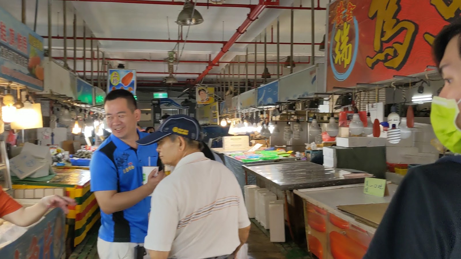 布袋觀光魚市室內市場 海鮮攤位 人潮熙攘