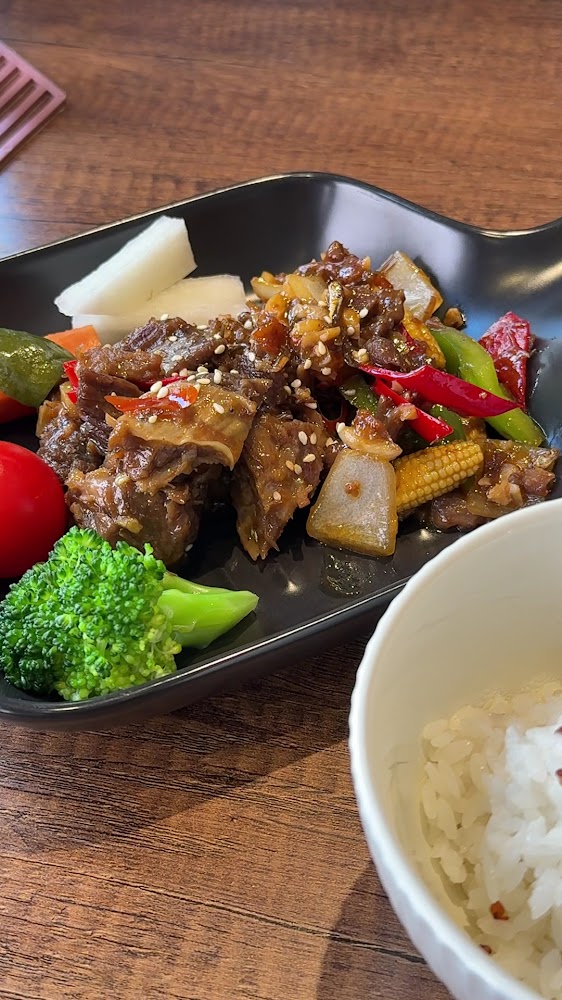 阜邸輕台菜私廚料理牛肉炒蔬菜與白飯