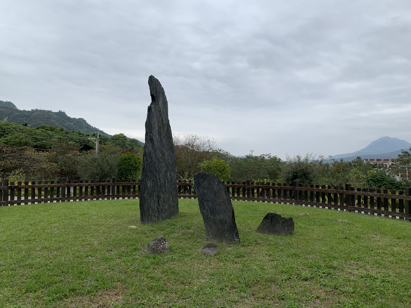月形石柱矗立草地上背景連綿山巒