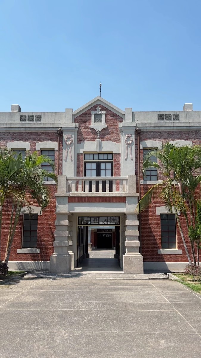 翁清江古厝建築正面立面棕櫚樹映襯紅磚洋樓,嘉義義竹古蹟