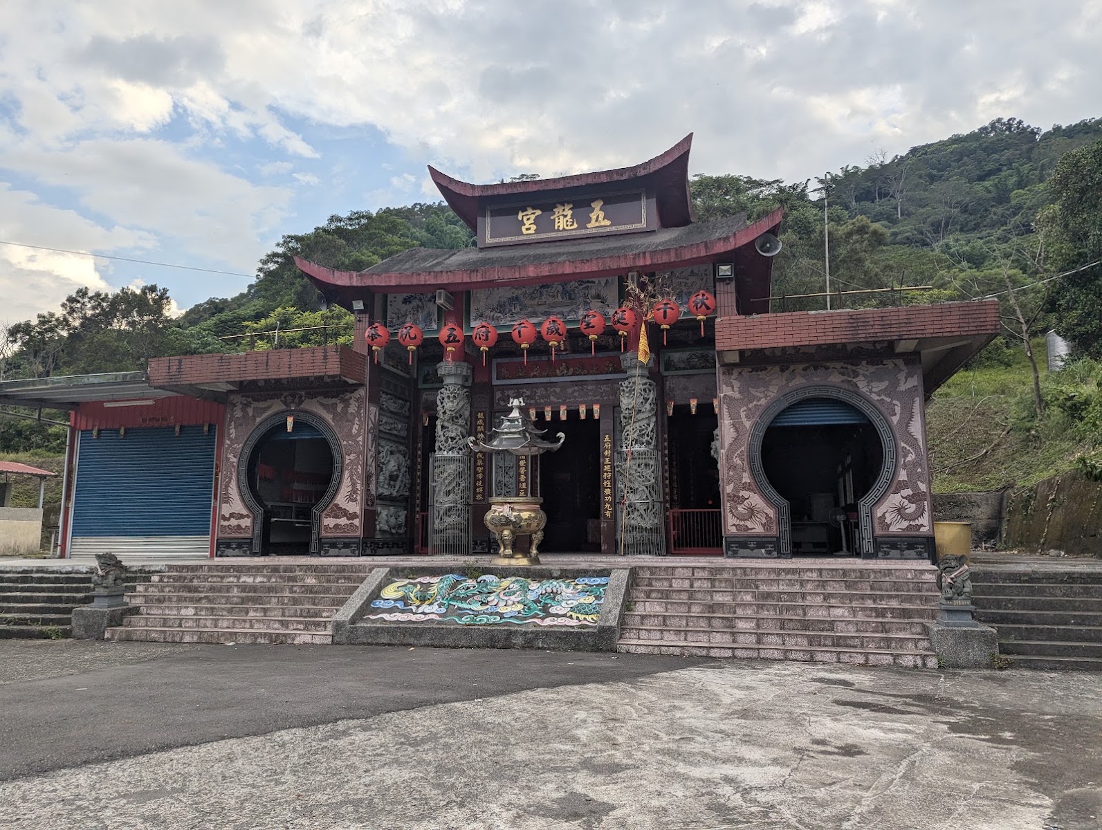 妙通寺正殿外觀，紅柱廊道與石獅鎮守，香火裊裊中透著莊嚴