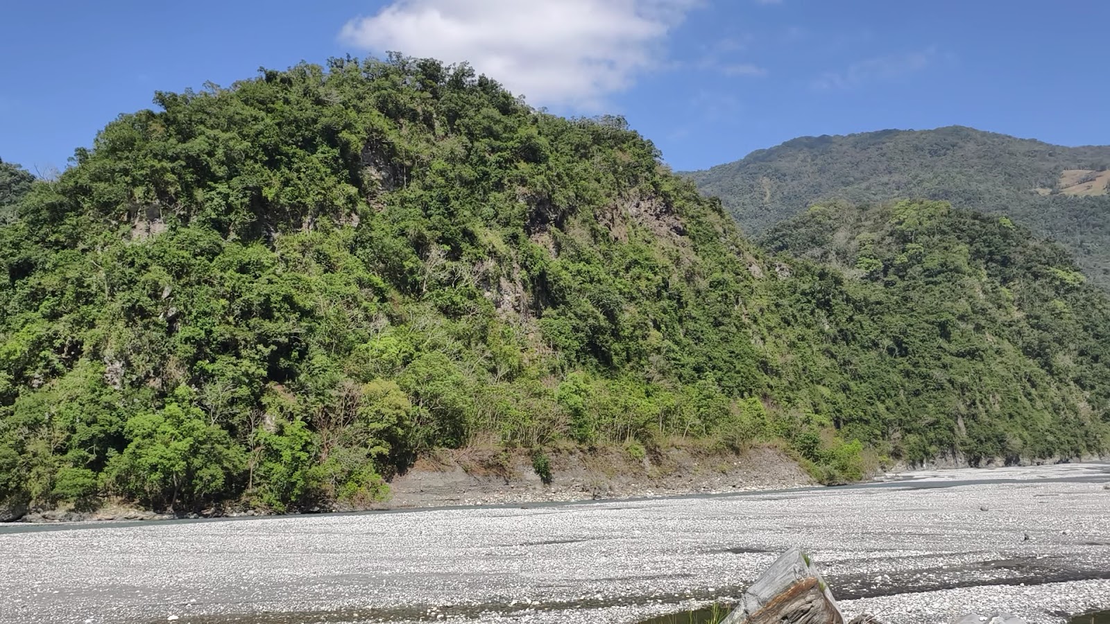 拉庫拉庫溪河谷地形，翠綠山壁與礫石河床