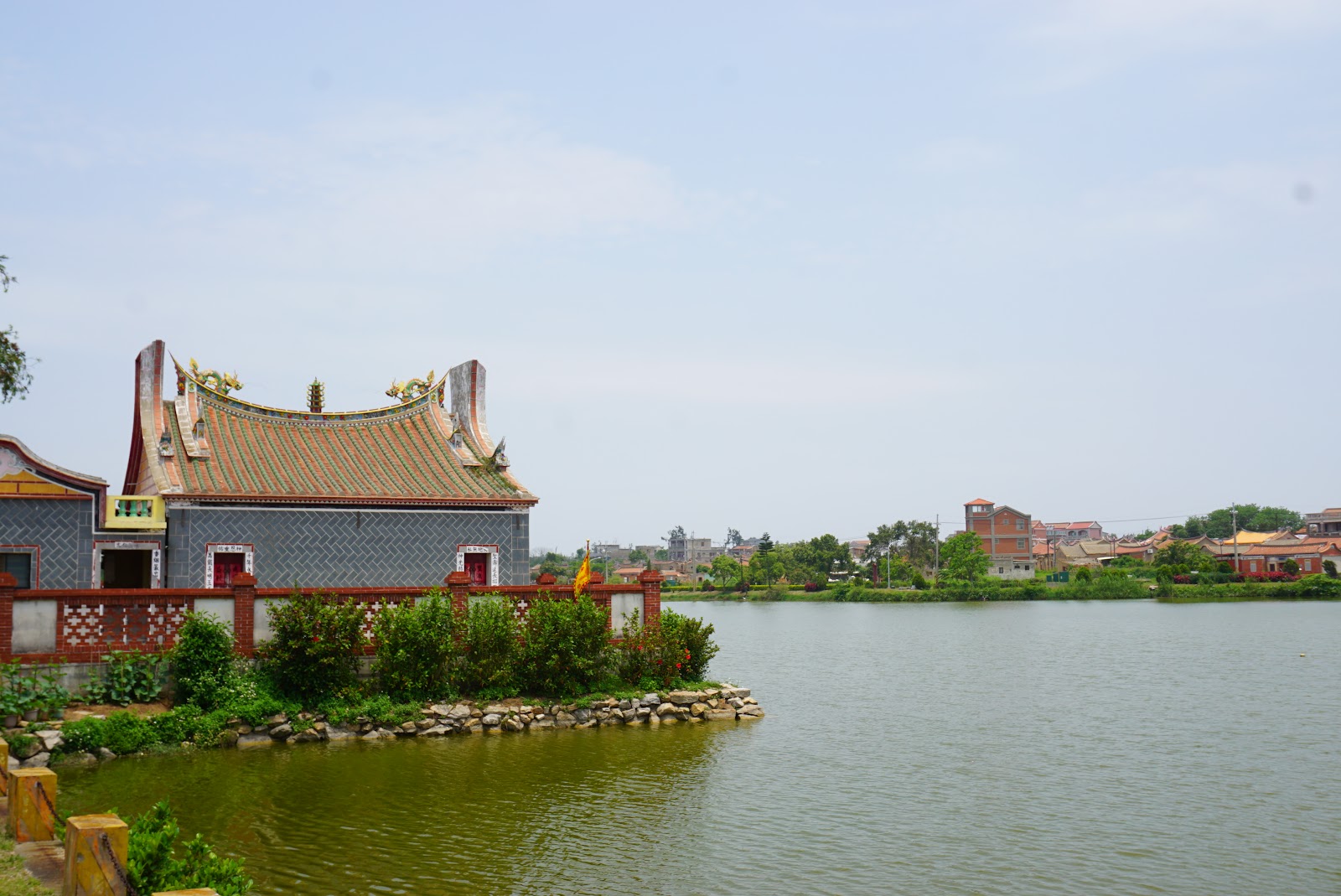 雙鯉濕地自然中心傳統建築倒映湖面