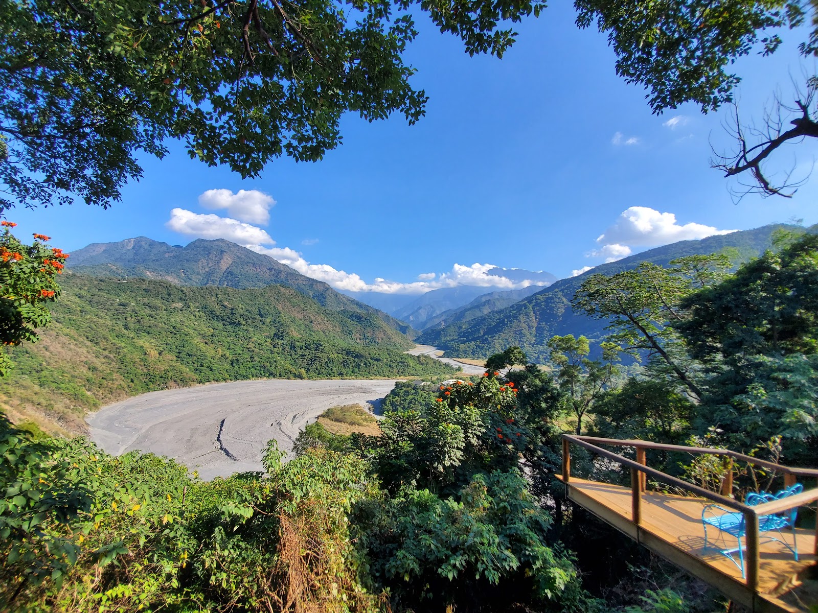從三地門觀景台俯瞰隘寮溪寬闊河床與層疊山巒