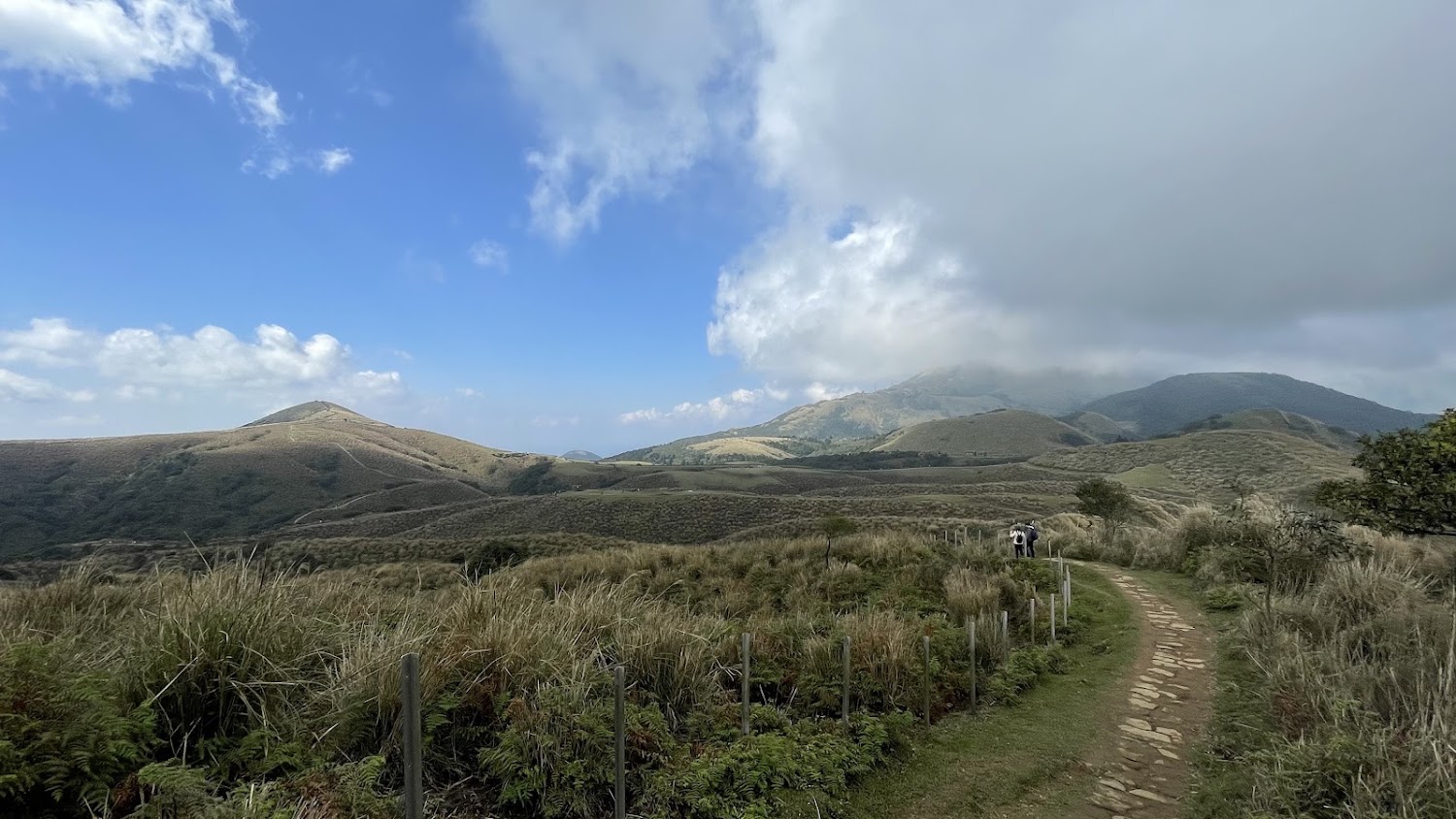 石板步道穿越草原與登山客