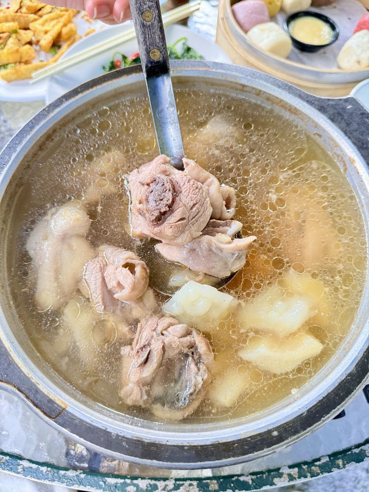 常青廬雞湯鍋物與豐富餐桌