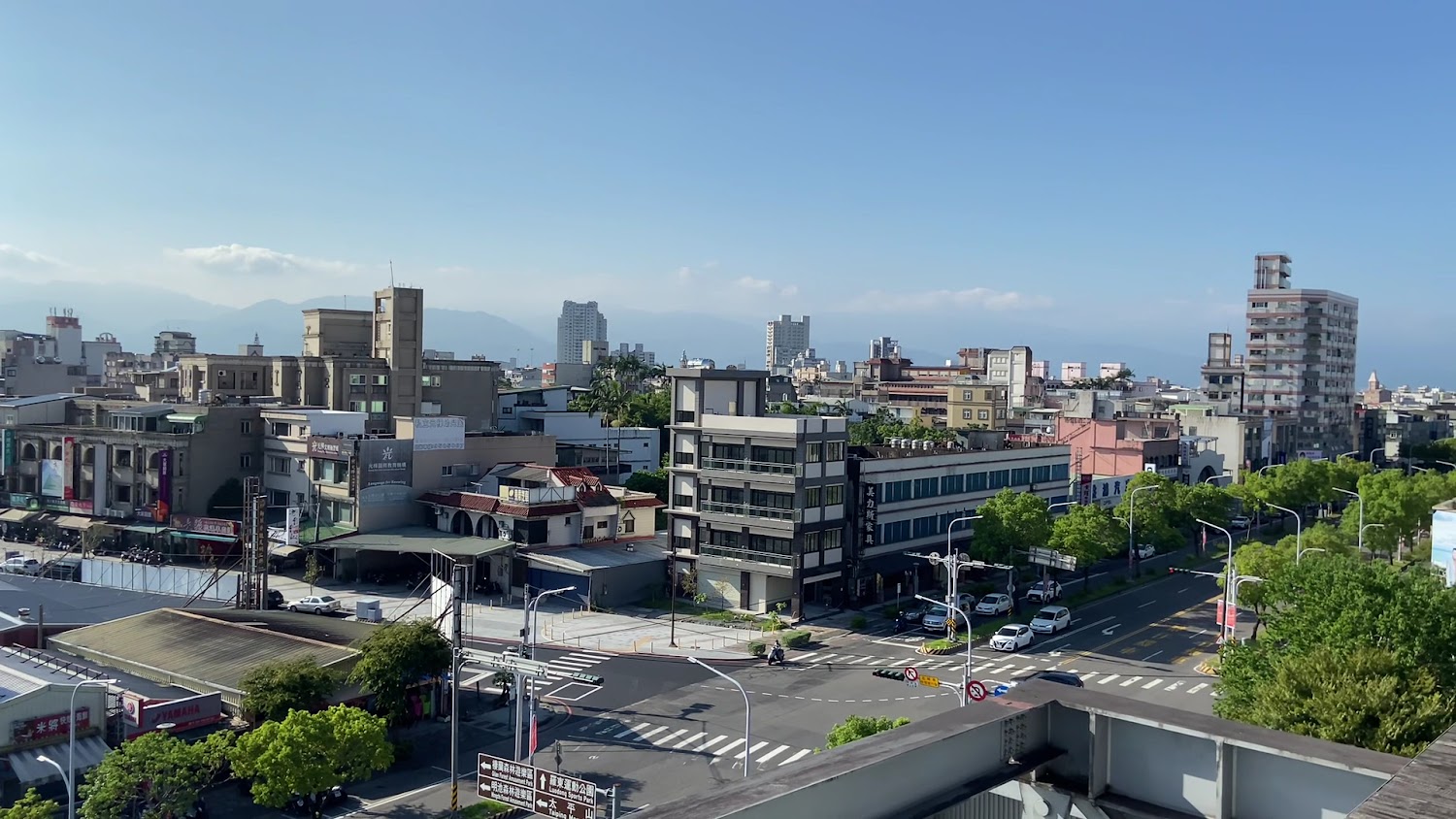 羅東文化工場周邊城市街景與山景