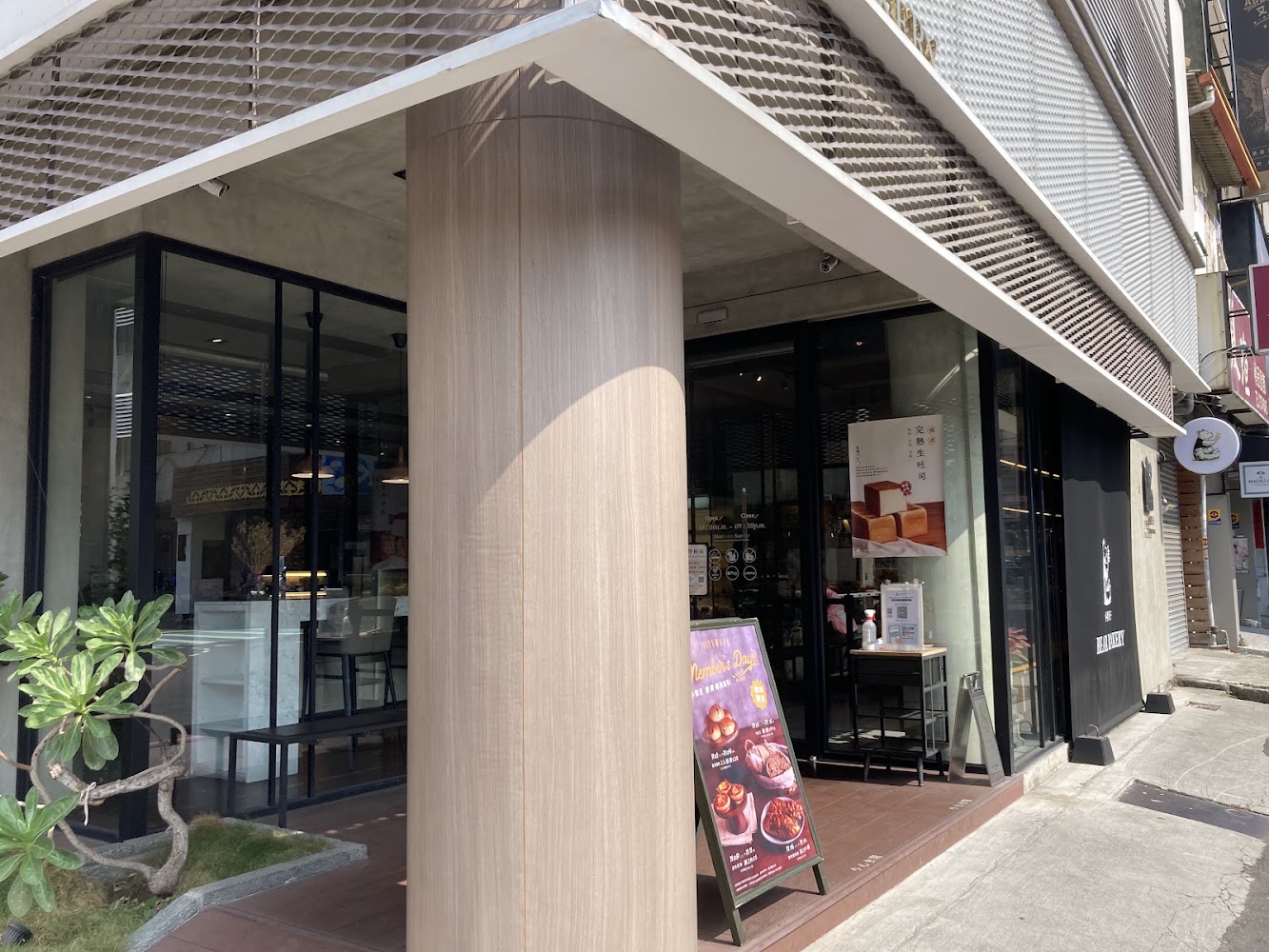 小熊菓子彰化店外觀,現代風格門市與玻璃窗座位區