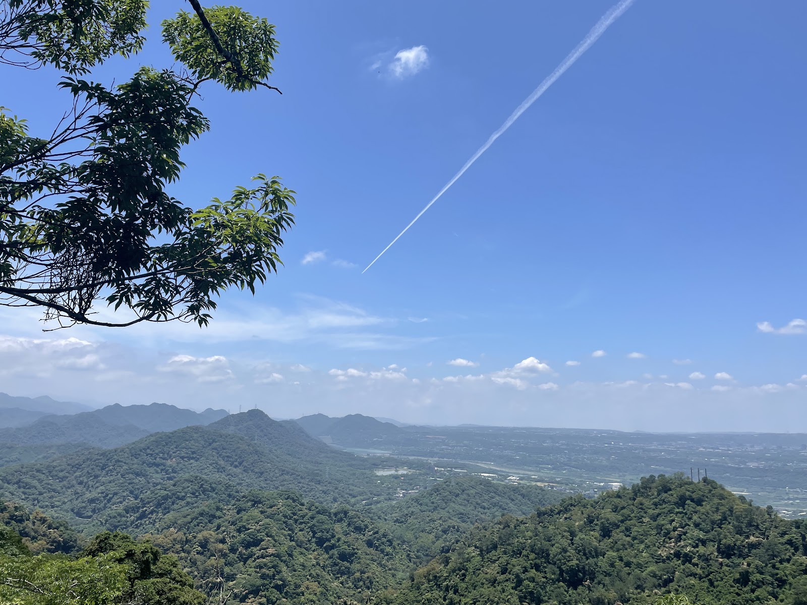 白石山展望台俯瞰桃園平原層巒疊嶂