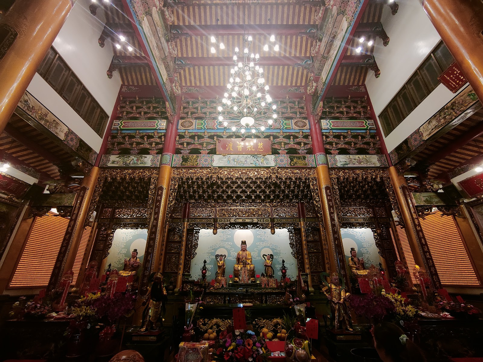 大庄慈雲寺大殿內部主神龕水晶吊燈觀世音菩薩神像
