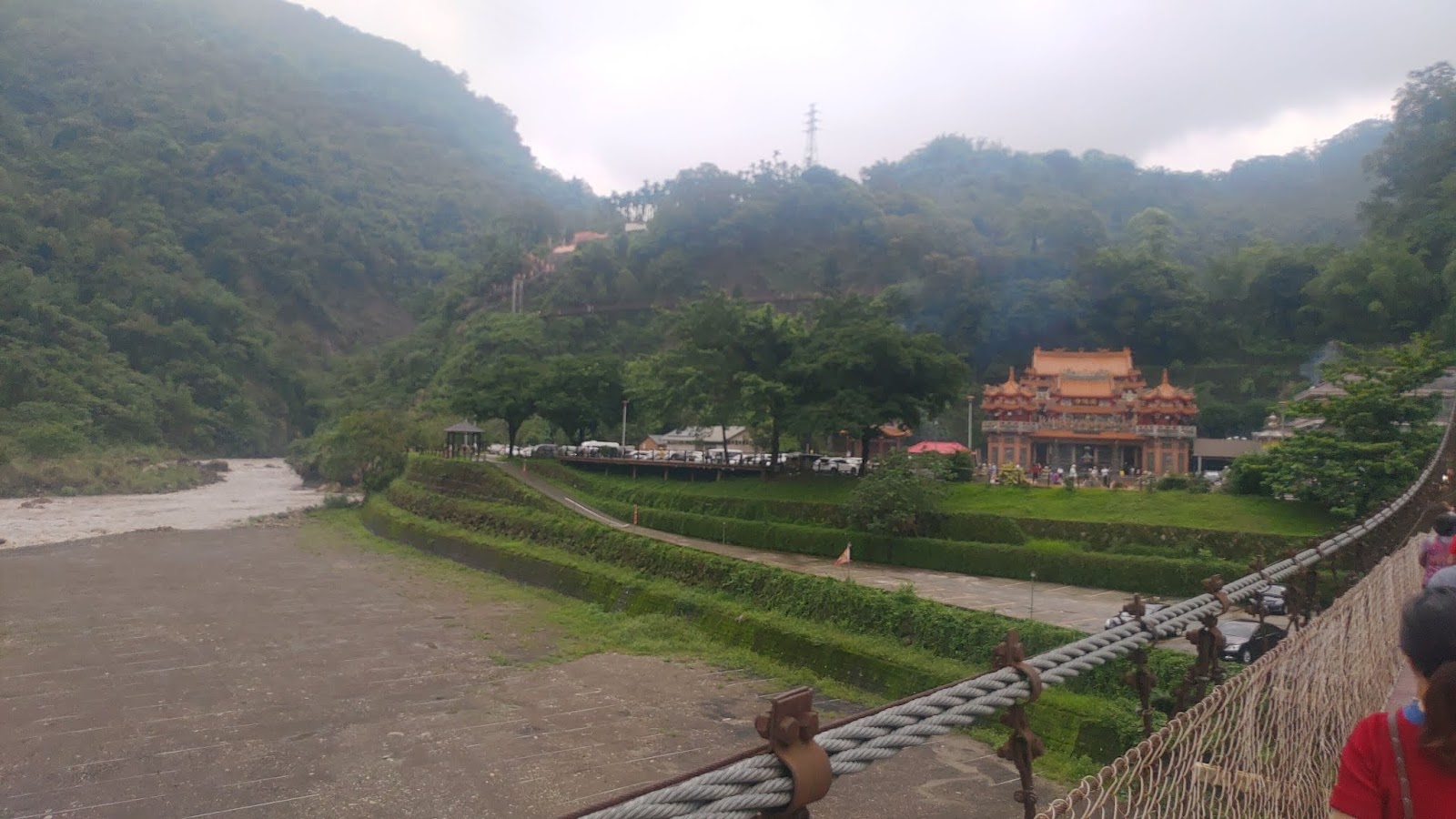 天長地久橋旁的廟宇建築,鄰近河床與草地廣場
