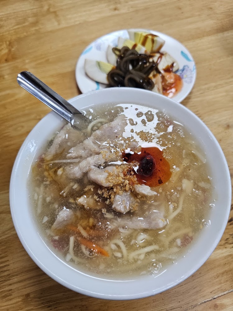 北門蒜味肉羹的湯麵與滷味小菜