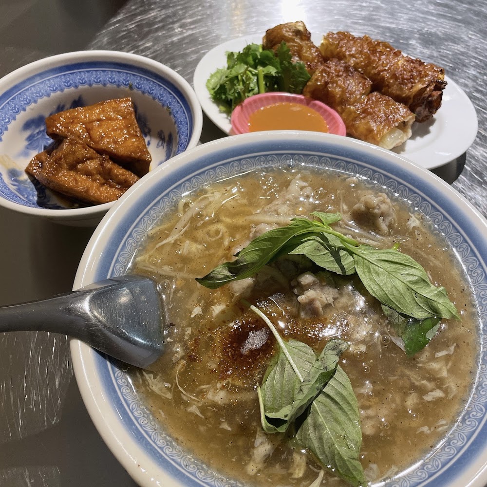 洽肉羹一桌小吃組合，有肉羹、油豆腐與炸物