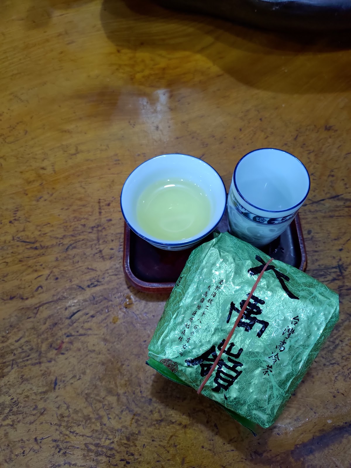 山本茶園秤裝好的茶葉禮盒與現泡茶湯